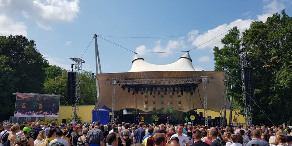 LED Wandtrailer mit Bühne